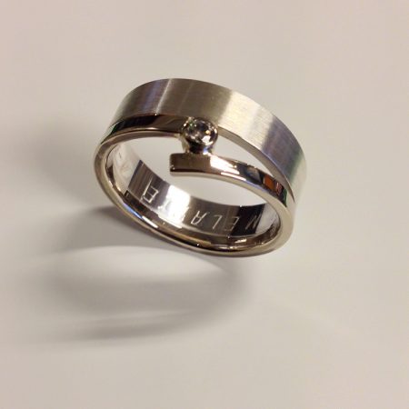 Nieuwe witgouden ring, gemaakt van een trouwring.