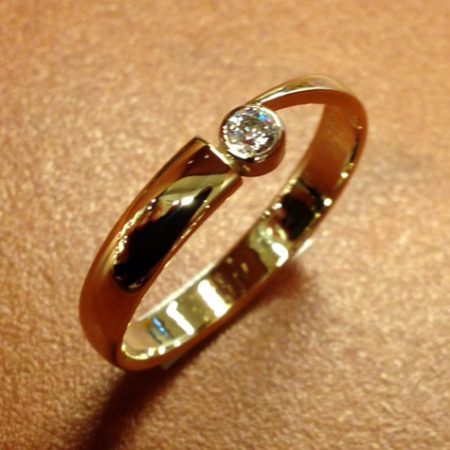 Van een oude trouwring een nieuwe ring gemaakt.