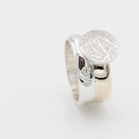 Zilver met gouden ring met vingerafdruk