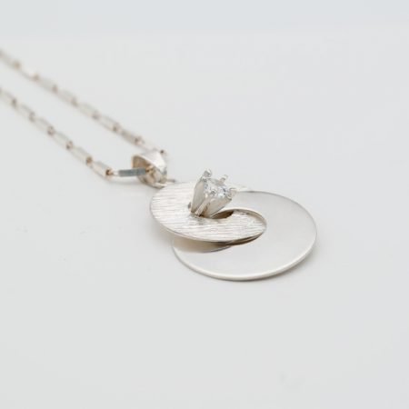 Zilveren ketting met glanzende en matte hanger