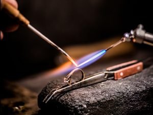 Goudsmid-Sylvester-Andriessen-uit-regio-den-bosch-aan-het-solderen