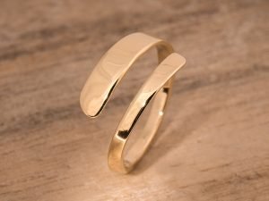 Strakke-ring-gemaakt-van oud goud door-goudsmid-regio-den-bosch-Sylvester-Andriessen