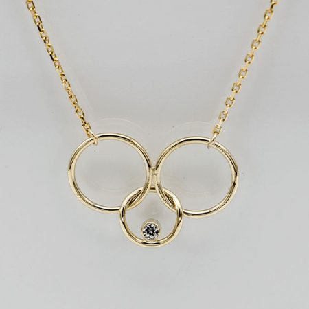 Gouden hanger met drie rondjes en steentje