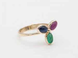 Monzario gouden ring met blauwe saffier, robijn en smaragd