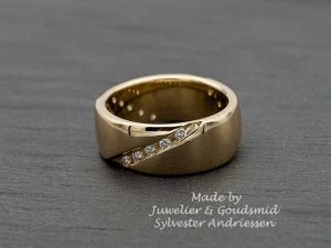 Brede-gouden-ring-gemaakt van oude ringen goudsmid den bosch