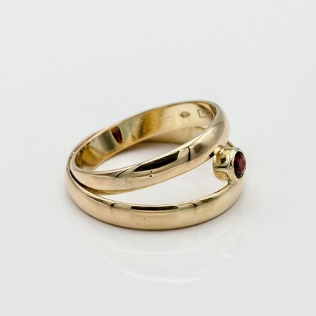 van twee trouwringen een nieuwe ring gemaakt met granaat