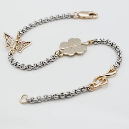 witgouden armband met vlinder muziekteken en klavertje vier met vingerafdruk