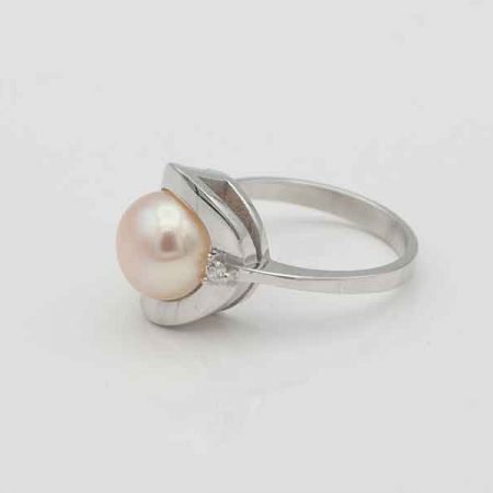 Witgouden-ring-met-parel-en-briljant
