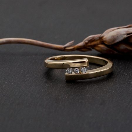 Moderne-ring-met-briljant-laten-maken-door-goudsmid