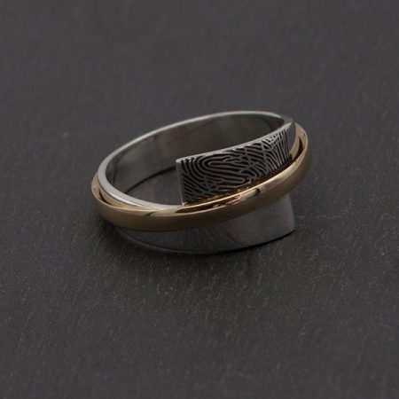 van-trouwring-een-nieuwe-moderne-ring-gemaakt-met-vingerafdruk