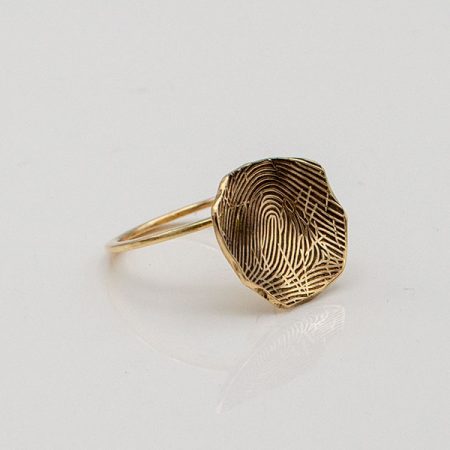 Bijzondere-gouden-ring-met-vingerafdruk-gemaakt-door-goudsmid