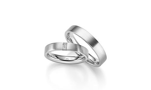 Gouden-trouwring-langwerpige-diamant
