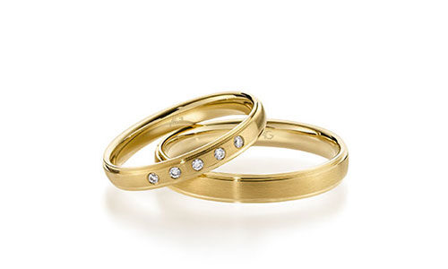 Trouwring-goud-met-diamant-uit-elkaar-gezet