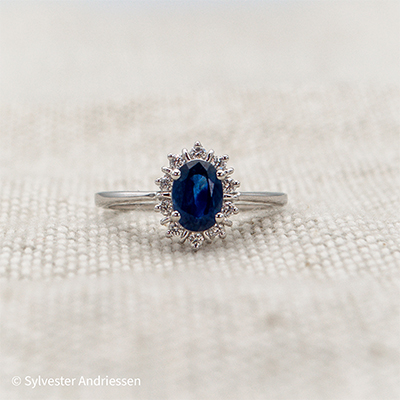 Witgouden ring met blauwe saffier en diamant Lady Di