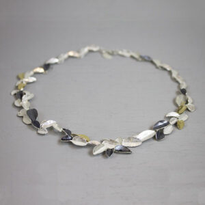20552-collier-zilver-en-goudkleur-bladvorm